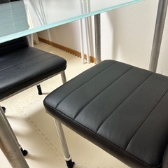 ガラスのダイニングテーブルの画像