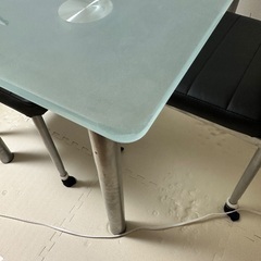 ガラスのダイニングテーブルの画像