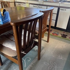 ダイニングテーブルと椅子４脚の画像