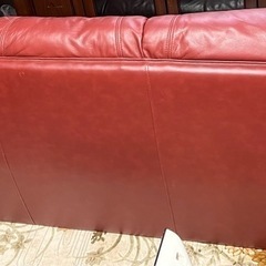 赤いソファの画像
