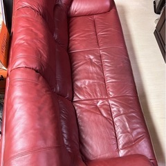 赤いソファの画像