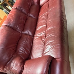 赤いソファの画像