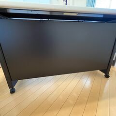 オフィスデスク　平机　PLUS 幅1200 奥行700 高さ728 (固定可能なキャスター付)の画像