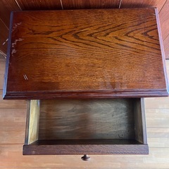 木製サイドテーブルの画像