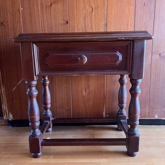 木製サイドテーブルの画像