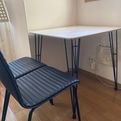 ダイニングテーブル＋椅子2脚セット　ニトリの画像