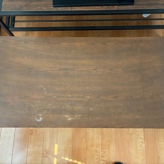 木目テーブルの画像