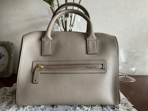 上品なアニヤハインドマーチ ショルダーバッグ グレージュ カーカバレル‼️ 上品なアニヤハインドマーチ ショルダーバッグ 卸売 グレージュ