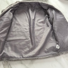 グレーのファーアウターの画像