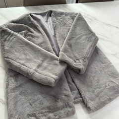 グレーのファーアウターの画像