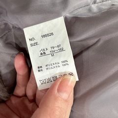 グレーのファーアウターの画像