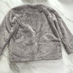 グレーのファーアウターの画像