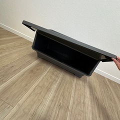 蓋つき、キャスターつきの収納ケース　の画像