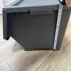 蓋つき、キャスターつきの収納ケース　の画像