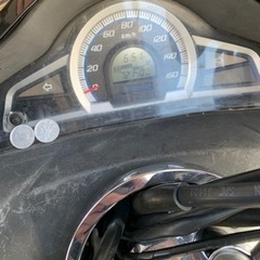 pcx125 jf56には、バッテリー充電器、エンジン冷却液、バッテリー回収液、ヘルメット2個が付属しています。の画像