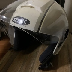 pcx125 jf56には、バッテリー充電器、エンジン冷却液、バッテリー回収液、ヘルメット2個が付属しています。の画像