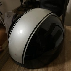 pcx125 jf56には、バッテリー充電器、エンジン冷却液、バッテリー回収液、ヘルメット2個が付属しています。の画像