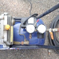 エアコンプレッサー 電源100ボルトの画像