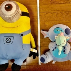 ミニオン、スティッチ、ぬいぐるみの画像