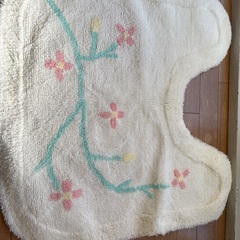 トイレ　フタカバーと床マット　の画像