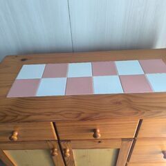 キャスター付き　食器棚の画像