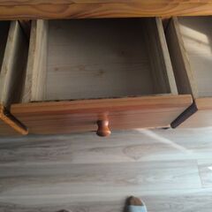 キャスター付き　食器棚の画像