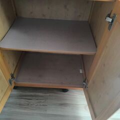 キャスター付き　食器棚の画像