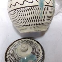 新品　蓋付き壺　大　１個300円の画像