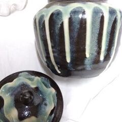 新品　蓋付き壺　大　１個300円の画像