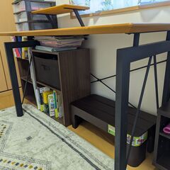 机・椅子・カーペットの画像