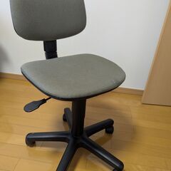 机・椅子・カーペットの画像