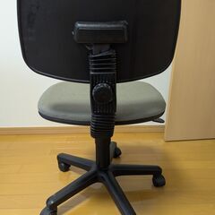 机・椅子・カーペットの画像