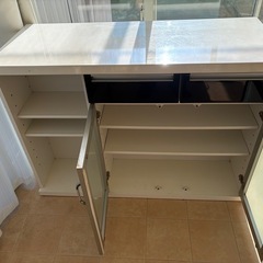 カウンターテーブルとカウンターい椅子の画像