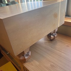 碁盤と木製碁笥入り碁石の画像