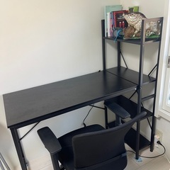 パソコンデスクと椅子のセットの画像