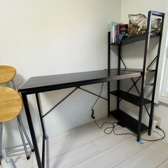 パソコンデスクと椅子のセットの画像