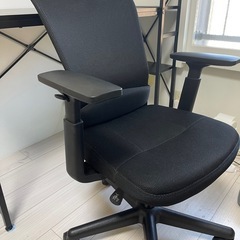 パソコンデスクと椅子のセットの画像