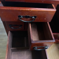 雰囲気のある収納棚の画像