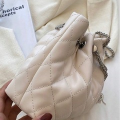 【新品】　キルティングメタルタッセルミニショルダーバッグ　巾着バッグの画像