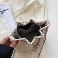 【新品】　キルティングメタルタッセルミニショルダーバッグ　巾着バッグの画像