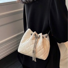 【新品】　キルティングメタルタッセルミニショルダーバッグ　巾着バッグの画像