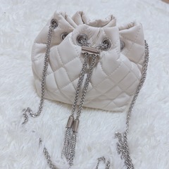 【新品】　キルティングメタルタッセルミニショルダーバッグ　巾着バッグの画像