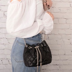 【新品】　キルティングメタルタッセルミニショルダーバッグ　巾着バッグの画像