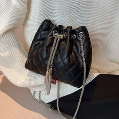 【新品】　キルティングメタルタッセルミニショルダーバッグ　巾着バッグの画像