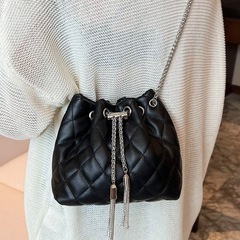 【新品】　キルティングメタルタッセルミニショルダーバッグ　巾着バッグの画像