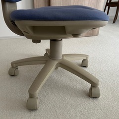 キャスター付き事務用椅子の画像