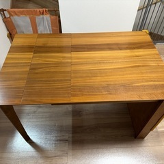 ダイニングテーブルの画像