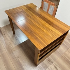 ダイニングテーブルの画像