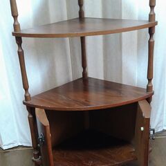 木製のコーナーシェルフ、三段とキャビネット付き。の画像