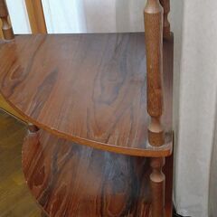 木製のコーナーシェルフ、三段とキャビネット付き。の画像